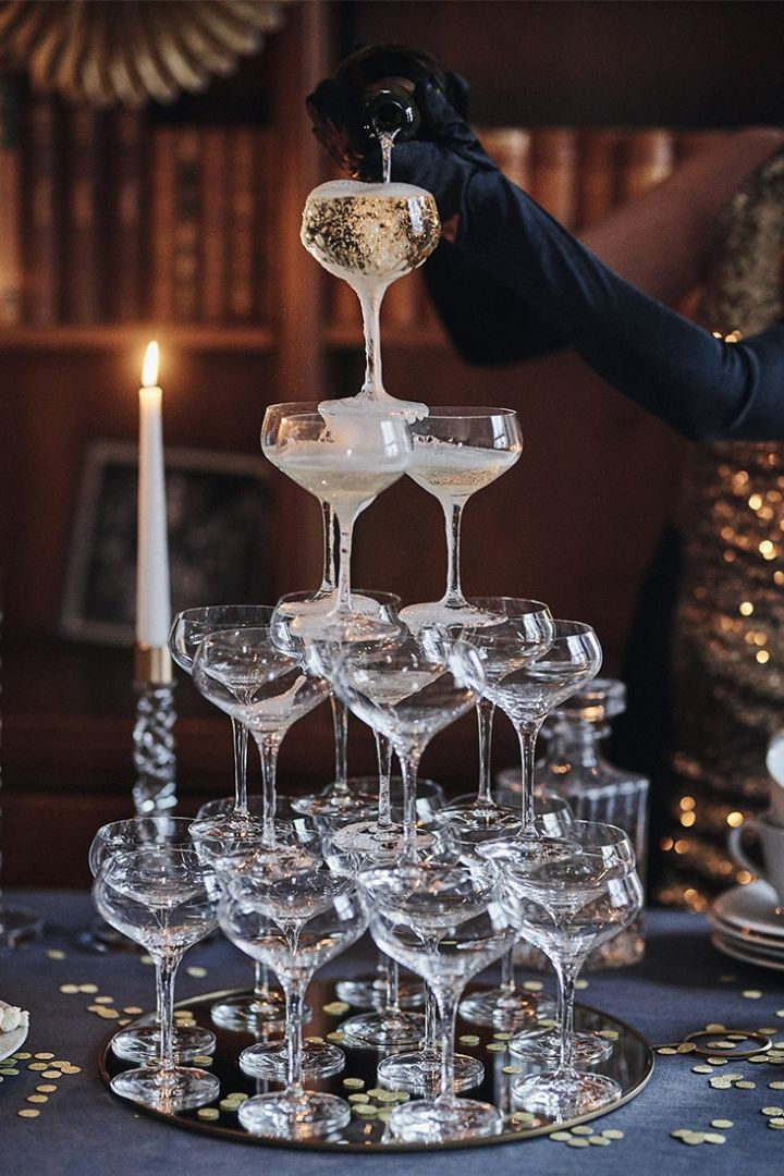 Ideen für Ihre Silvesterparty: Bieten Sie Ihren Gästen etwas Besonderes mit einer Champagnerpyramide, zum Beispiel mit den Perfect Serve Coupette-Gläsern von Spiegelau.