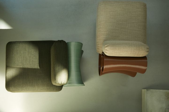 Die nachhaltigen Möbel aus dem 3D-Drucker von Ekbacken Studios werden aus alten Fischernetzen hergestellt, hier sehen Sie die Eel Lounge Chairs in Grün und Braun. 