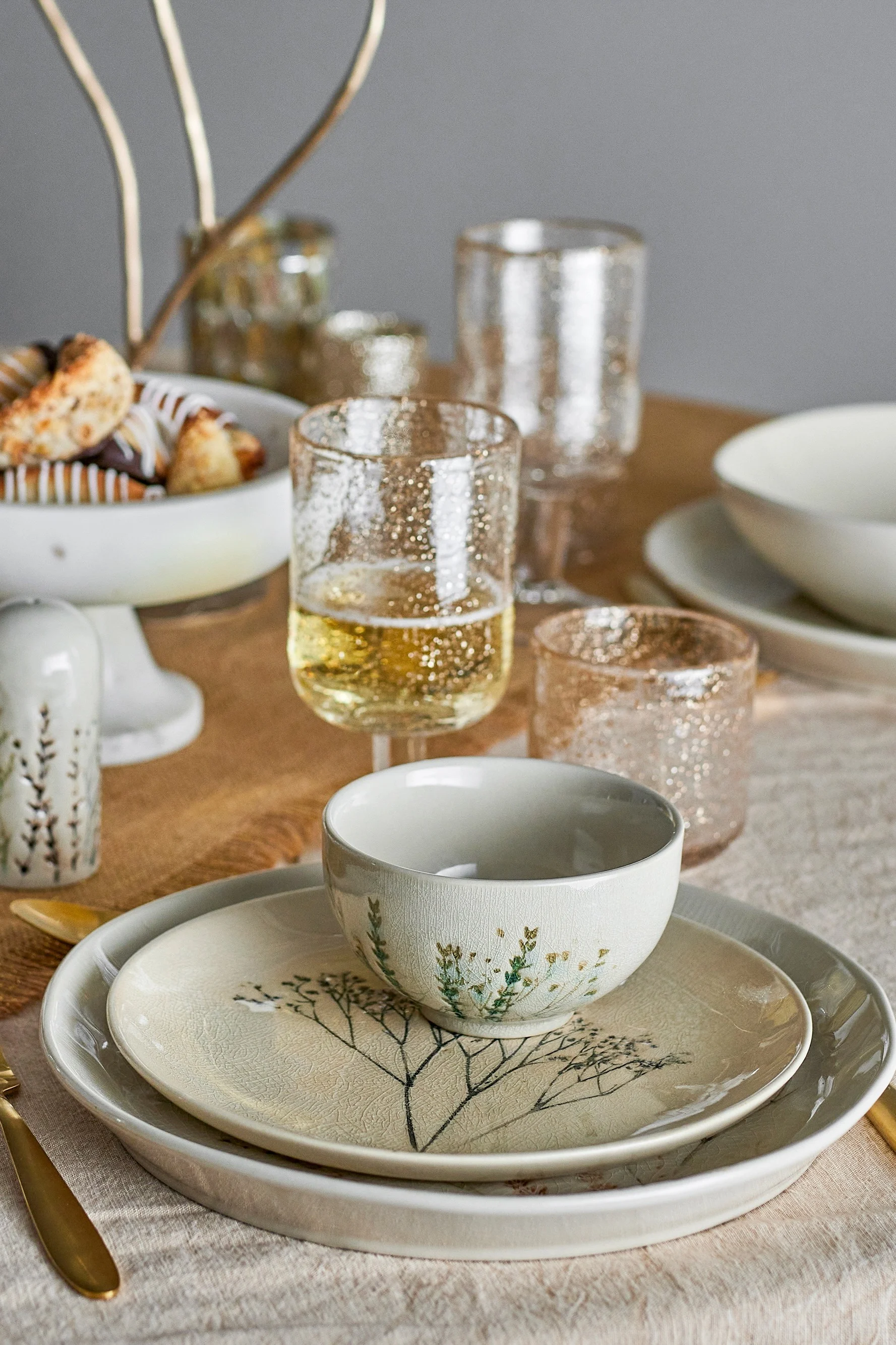 Ein im Boho-Stil gedeckter Tisch mit Geschirr aus der Bea-Kollektion von Bloomingville.