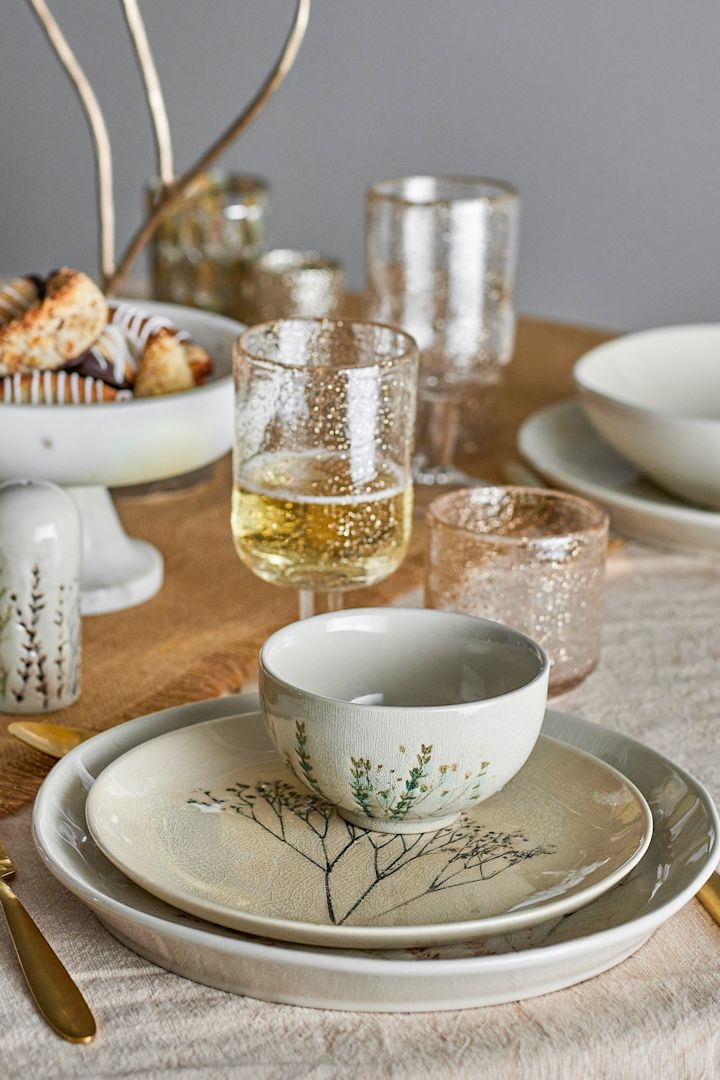 Ein im Boho-Stil gedeckter Tisch mit Geschirr aus der Bea-Kollektion von Bloomingville.