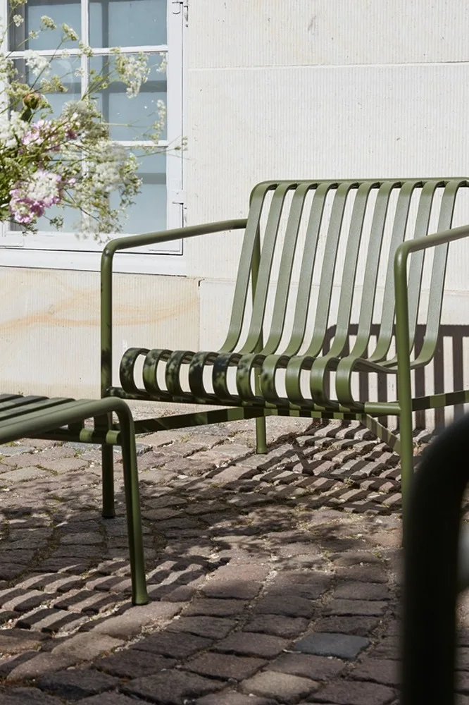 Der salbeifarbene Lounge-Sessel von HAY ist nicht nur gemütlich, sondern auch robust und passt mit seiner grünen Farbe eindeutig in die Gartenmöbel-Trends 2025.