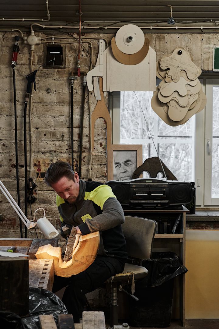 In der Glasfabrik von Iittala werden die Holzformen für die Alvar Aalto-Vase geschnitten und geschnitzt.