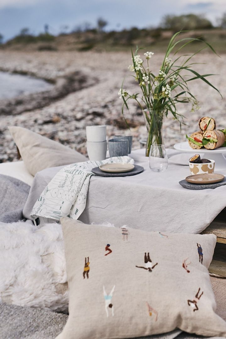 Kissen und Matten zum gemütlichen Sitzen für Picknicks am Strand. 