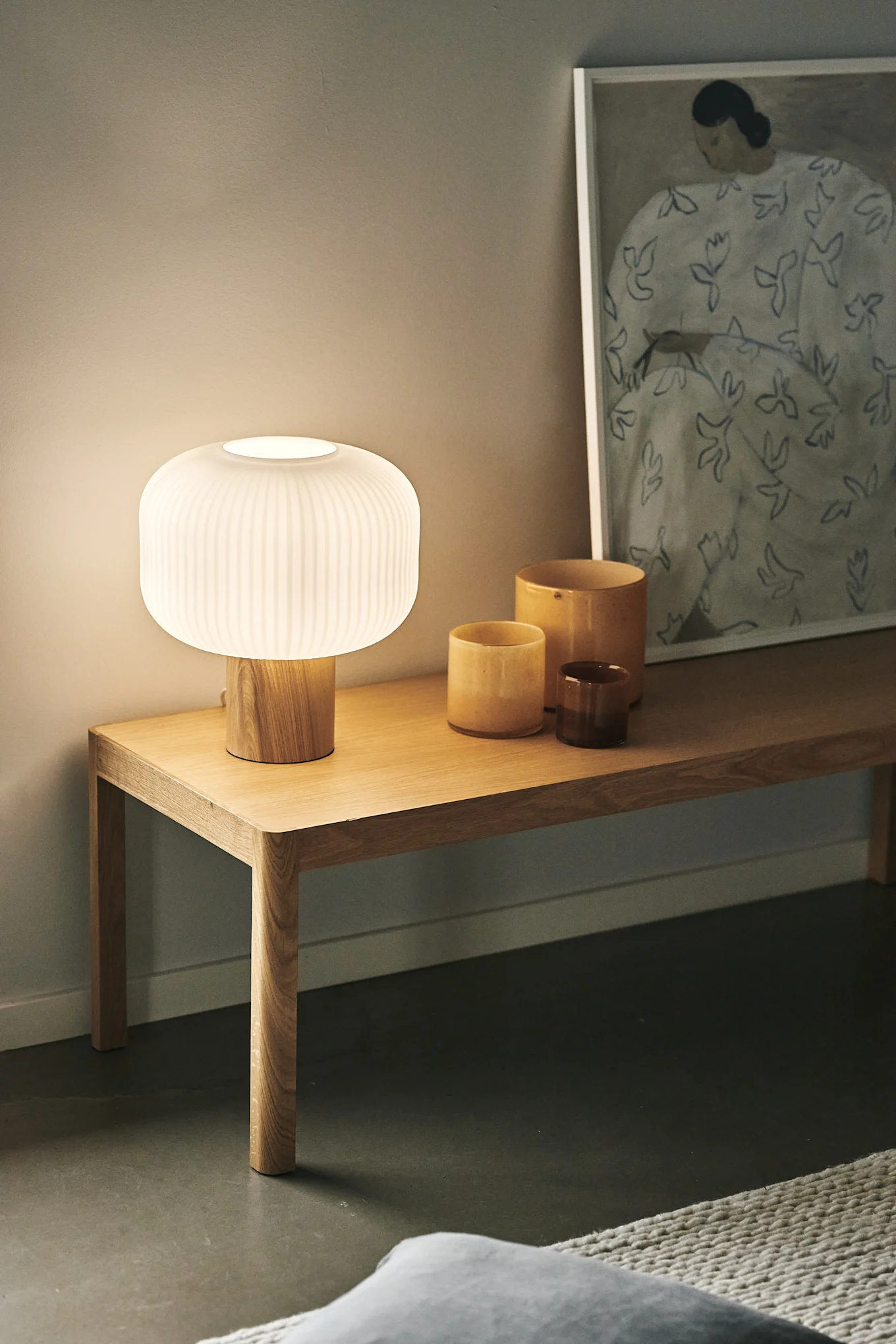 Schaffen Sie ein gemütliches Hygge-Wohnzimmer mit weichen Tischleuchten wie der Fair Tischleuchte von Scandi Living. 