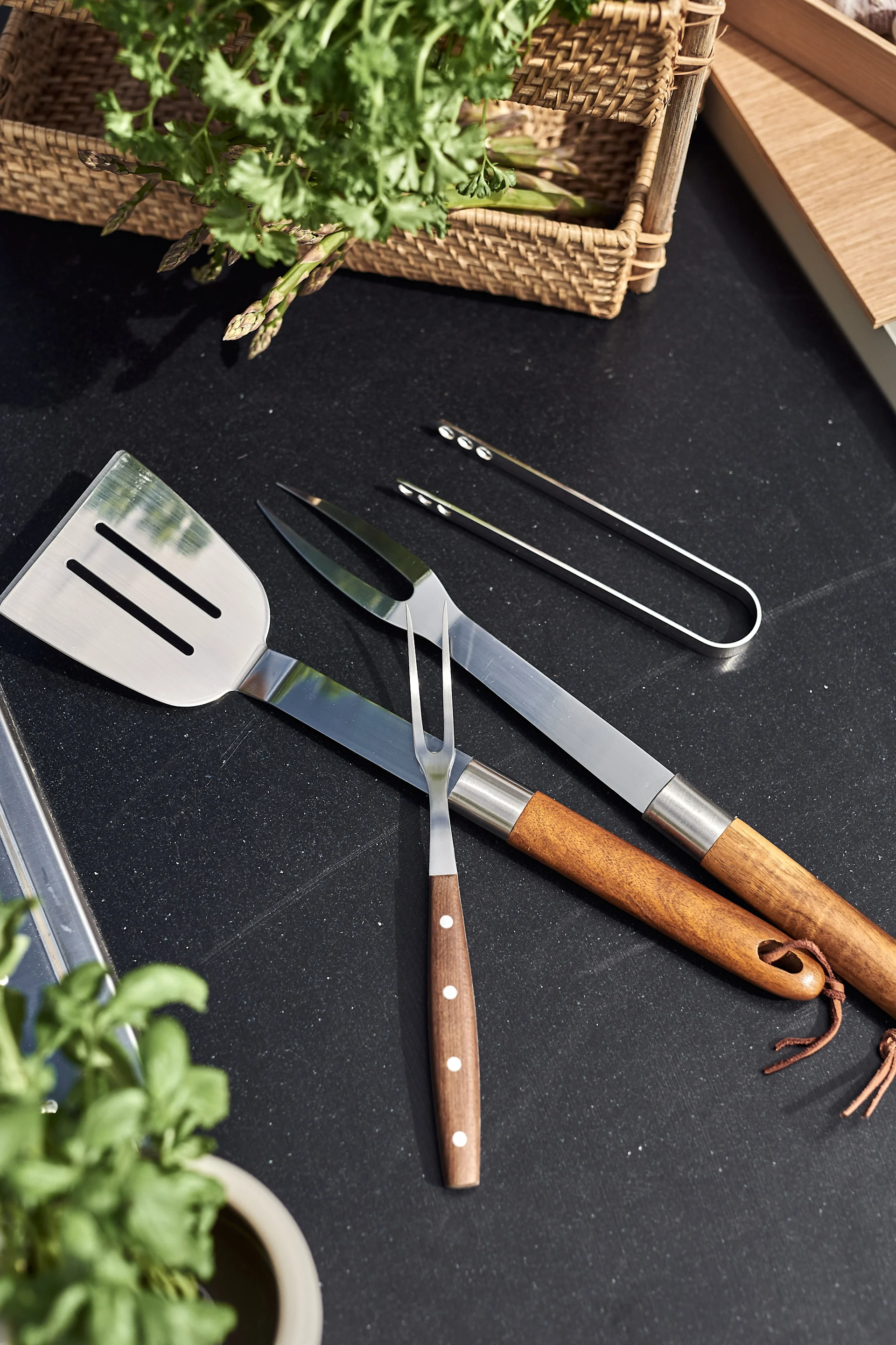 So organisieren Sie ein Grillfest – hier die Norr Bratgabel von Fiskars.