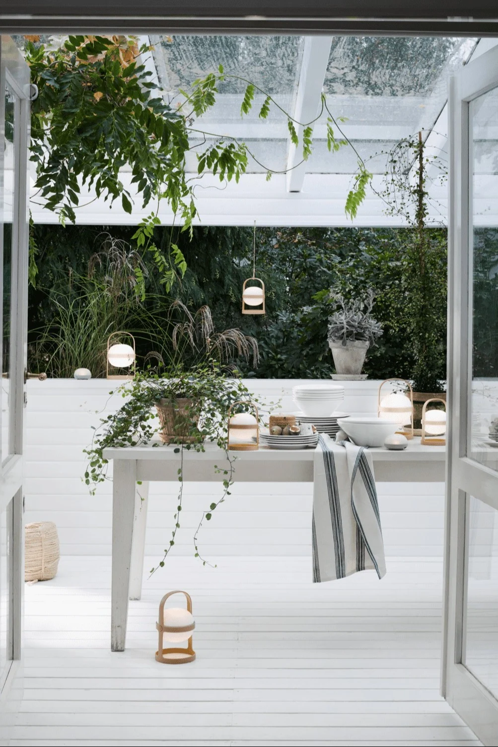 Nutzen Sie die Soft Spot Solarleuchte von Rosendahl, welche in verschiedenen Größen und Farben erhältlich ist, um Ihre Terrasse zu beleuchten, indem Sie die Leuchten auf dem Boden platzieren oder an die Decke hängen.