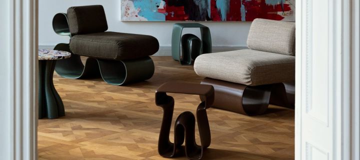 Die Möbel aus dem 3D-Drucker von Ekbacken Studios sind eine umweltfreundliche Wahl. Hier sehen Sie ein Wohnzimmer mit den Eel Lounge Chairs und den Octopus Beistelltischen. 
