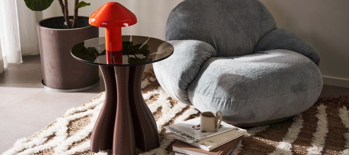 Die 3D-gedruckten Möbel von Ekbacken Studios sind eine umweltfreundliche Wahl. Hier sehen Sie ein Wohnzimmer mit dem Anemone Beistelltisch.
