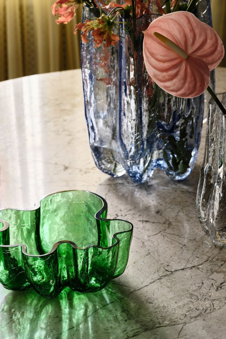 Farbiges und strukturiertes Glas in Form einer grünen Schale, Crackle, von Kosta Boda - einer der neuesten Wohntrends der Saison für den Herbst 2023.