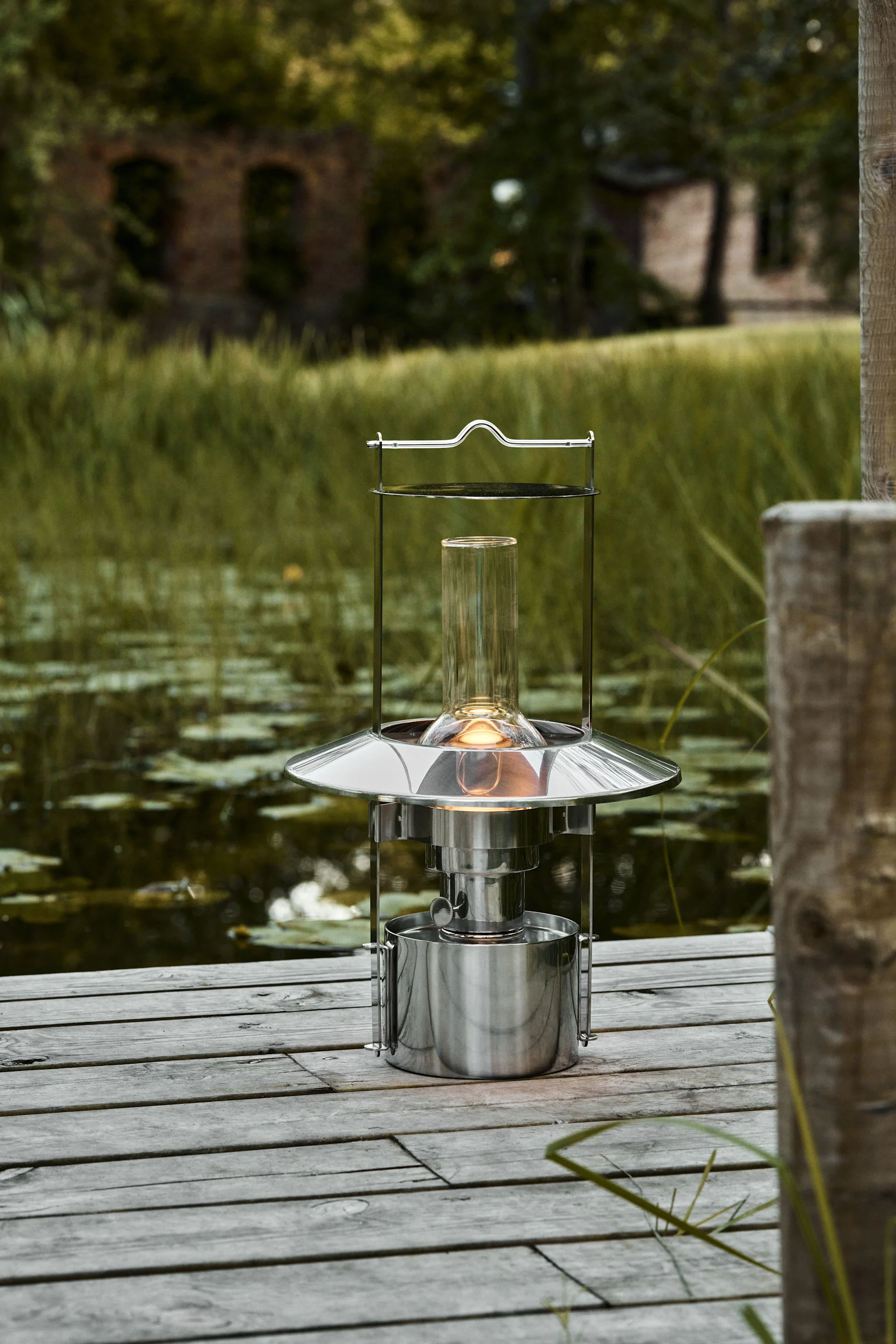 Laternen und Windlichter für draußen – hier sehen Sie die Schiffslampe von Stelton in der Größe 43 cm, welche aus Edelstahl besteht und mit Lampenöl betrieben wird.