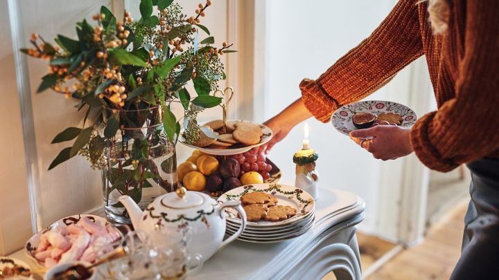 Weihnachtliche Tischdeko wie im Märchen: Ein Desserttisch mit all den weihnachtlichen Leckereien wird ein beliebter Abschluss des Weihnachtsessens sein.