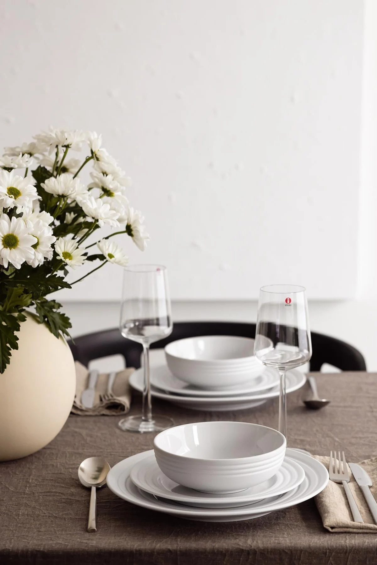 Ein liebevoll zubereitetes Dinner ist eine aufmerksame Geste zum Valentinstag. Hier ist ein Tisch mit Geschirr von NJRD gedeckt, dazu mit den Essence-Gläsern von Iittala.