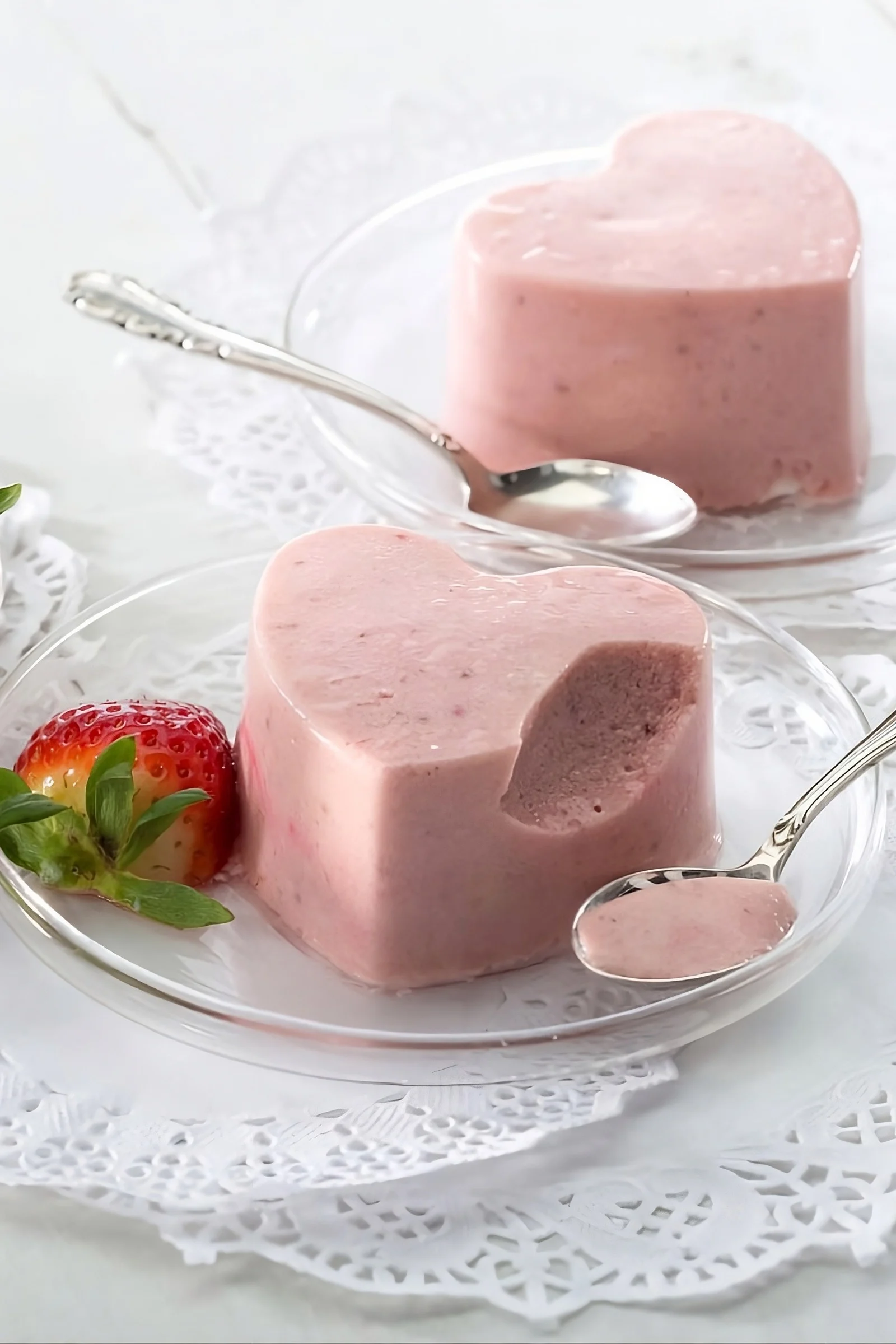 Verschenken Sie eine herzförmige Backform zum Valentinstag, mit der auch Erdbeer-Mousse gemacht werden kann.