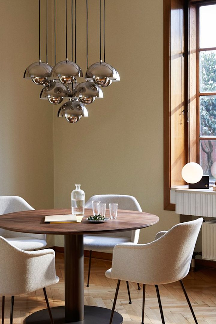 Wenn Sie den Wohntrends des Herbstes 2023 folgen wollen, sollten Sie sich für Lampen mit Chromoberfläche entscheiden - wie diese schöne VP1 Flowerpot-Hängeleuchte von &Tradition. 