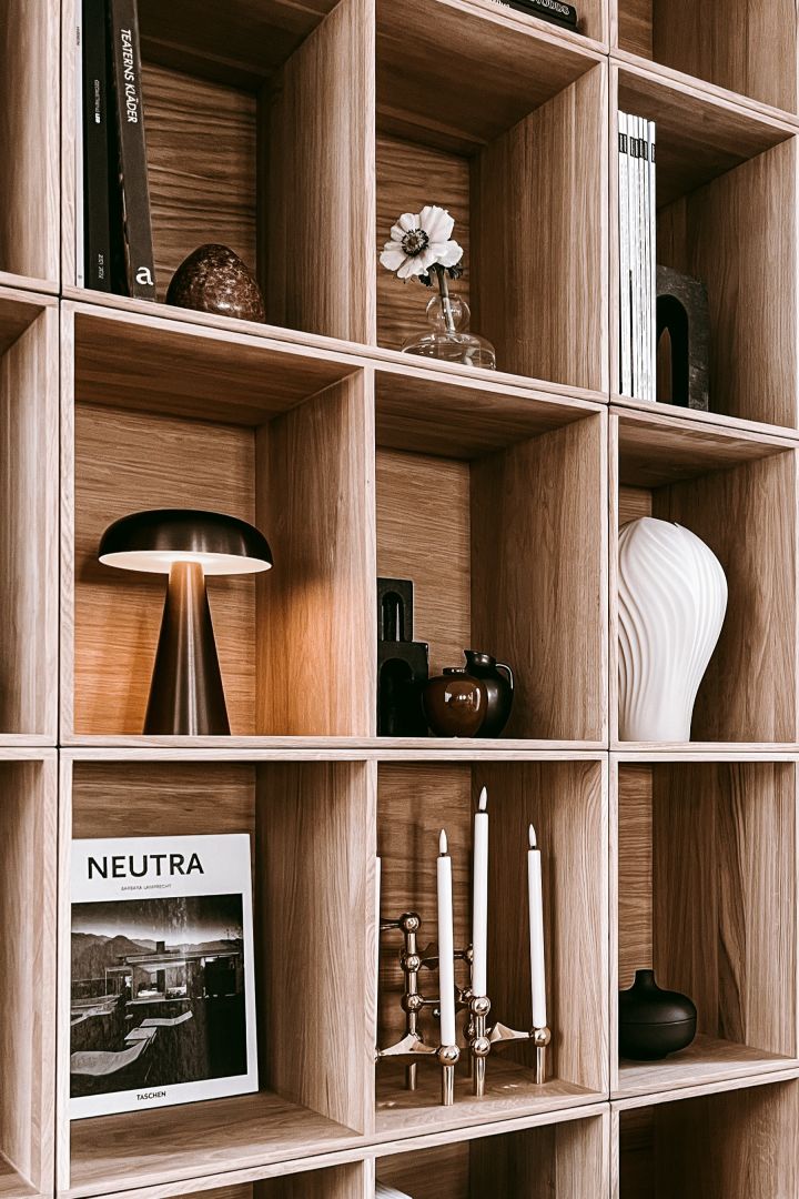 Deko-Ideen für Ihr Bücherregal: Inspirationen aus dem Haus von Anela Tahirovic @arkihem, welche empfiehlt, das Bücherregal mit tragbaren Leuchten und LED-Leuchten zu dekorieren.