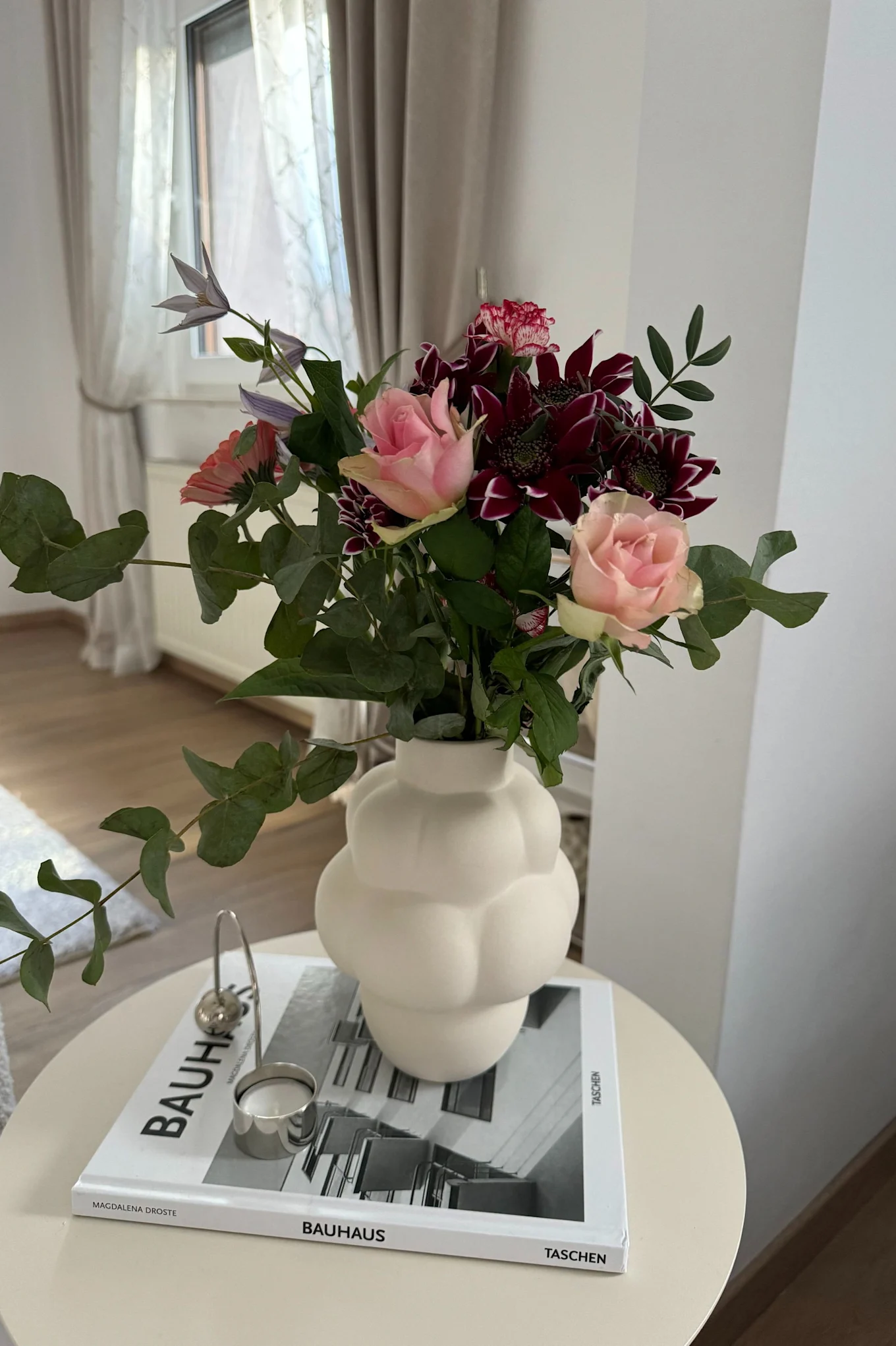 Hier steht die kleine weiße Balloon Vase von Louise Roe mit einem Blumenstrauß auf einem Beistelltisch im Zuhause von @Merve Tengör.