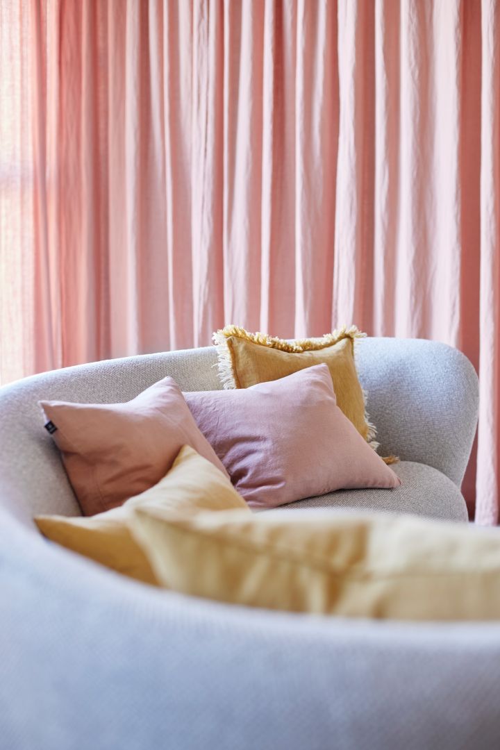 Bringen Sie Pastellfarben in Ihre Einrichtung, indem Sie mit Kissen in verschiedenen Pastellfarben von Himla dekorieren.