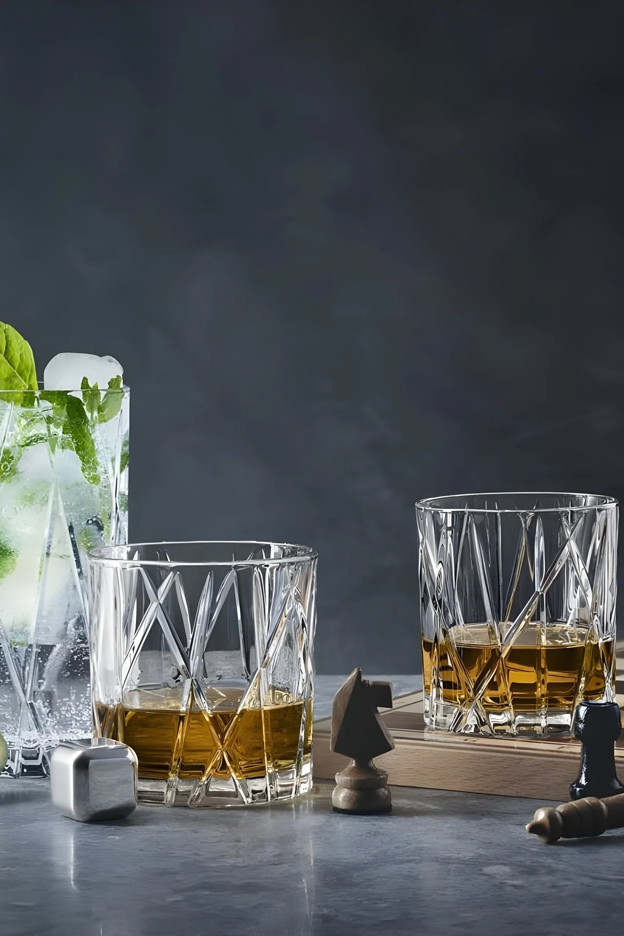 Sollte Ihr Vater ein Whiskey-Liebhaber sein, verschenken Sie die City Whiskeygläser und dazu ein paar Whiskeysteine von Orrefors zum Vatertag.