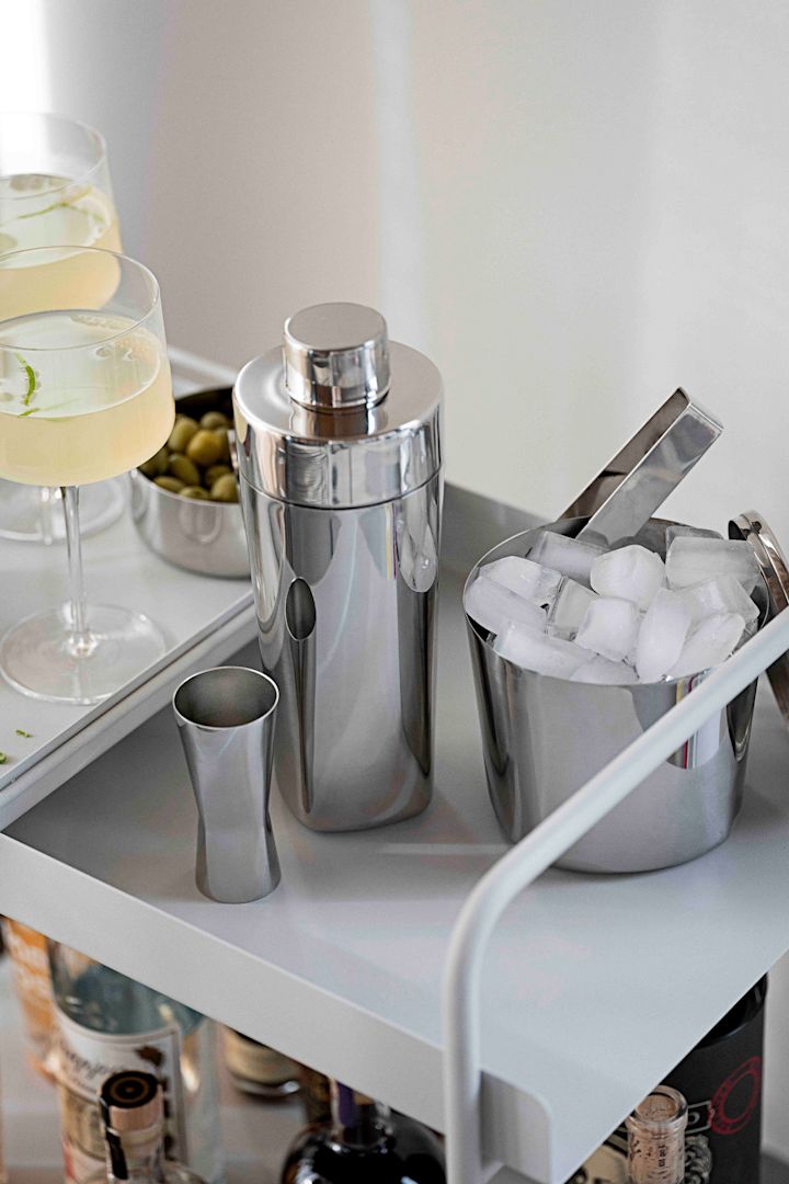 Auch für alkoholfreie Cocktails ist professionelles Cocktail-Zubehör empfehlenswert. Hier stehen der Shaker, der Messbecher und der Eiseimer aus der Rocks-Kollektion von Zone Denmark auf einem Barwagen.