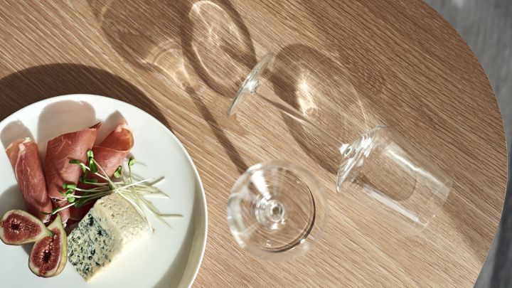 Die Essence Serie von Iittala, hier mit Rotweinglas und Teller, ist eine der beliebtesten Serien der finnischen Marke.