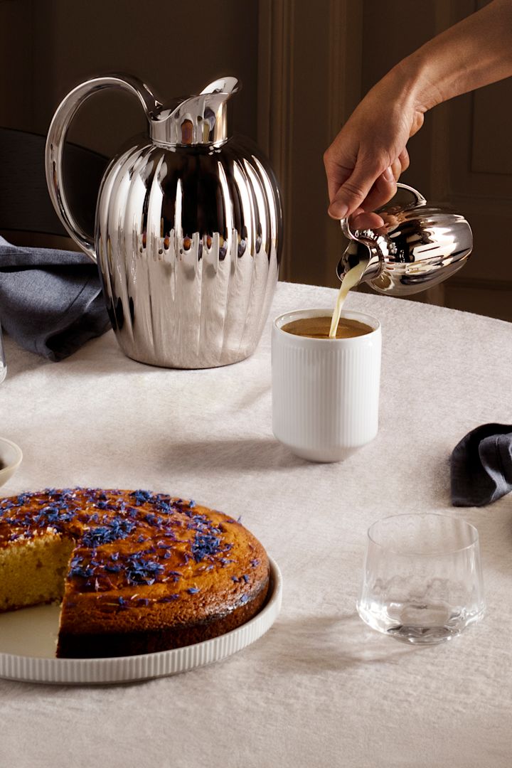 Die Bernadotte Thermoskanne von Georg Jensen steht auf einem gedeckten Kaffeetisch - die perfekte Hochzeitsgeschenk-Idee.