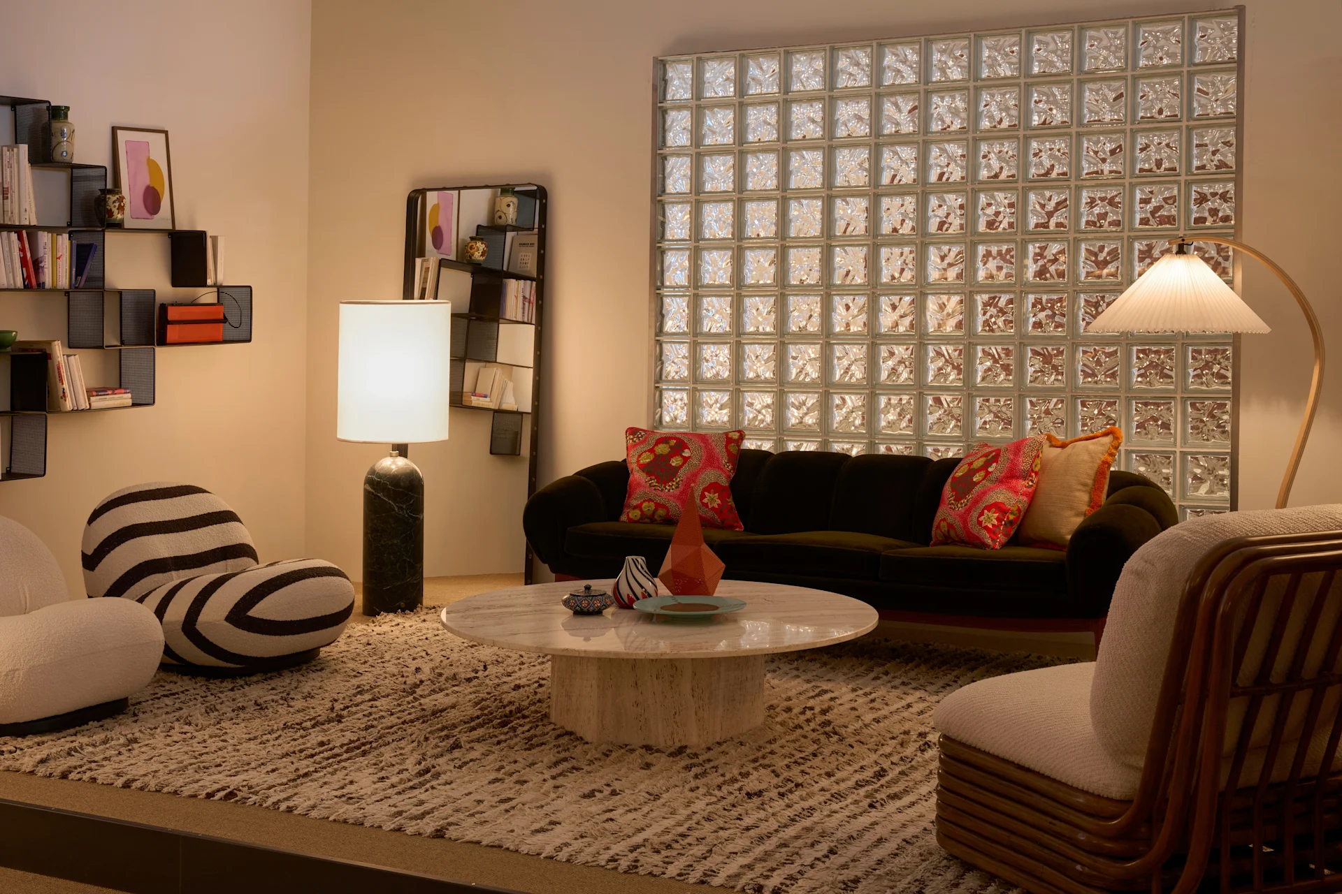 Ein stilvolles Retro-Wohnzimmer mit Samtsofa, Marmor-Couchtisch, Hochflorteppich, einzigartigen Stühlen, Lampen und Glasbausteinwand.