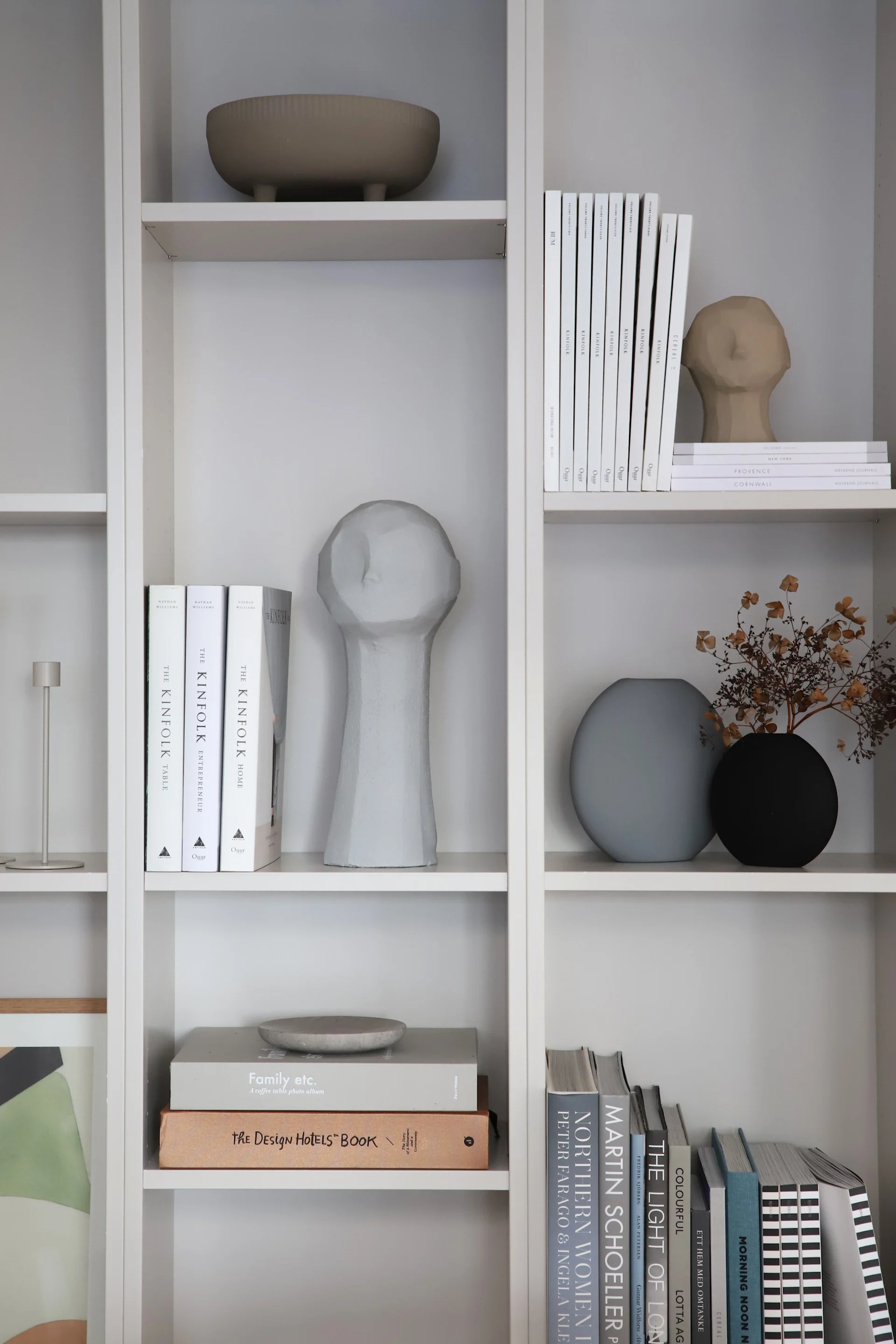 Getrocknete Blumen - dekoriert von Catrine Åberg, die ihr Bücherregal mit getrockneten Blumen und Vasen von Cooee Design dekoriert hat. 