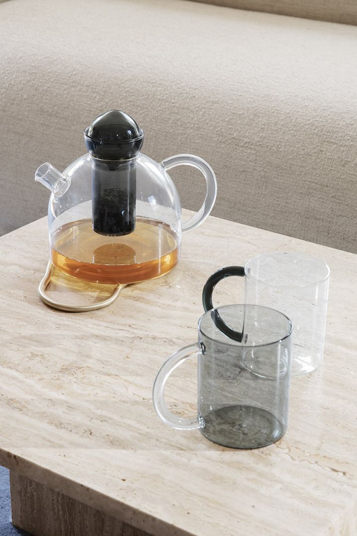 Transparente Wohnaccessoires zählen zu den Wohntrends im Herbst 2021, wie hier die transparente Still Teekanne von Ferm Living.
