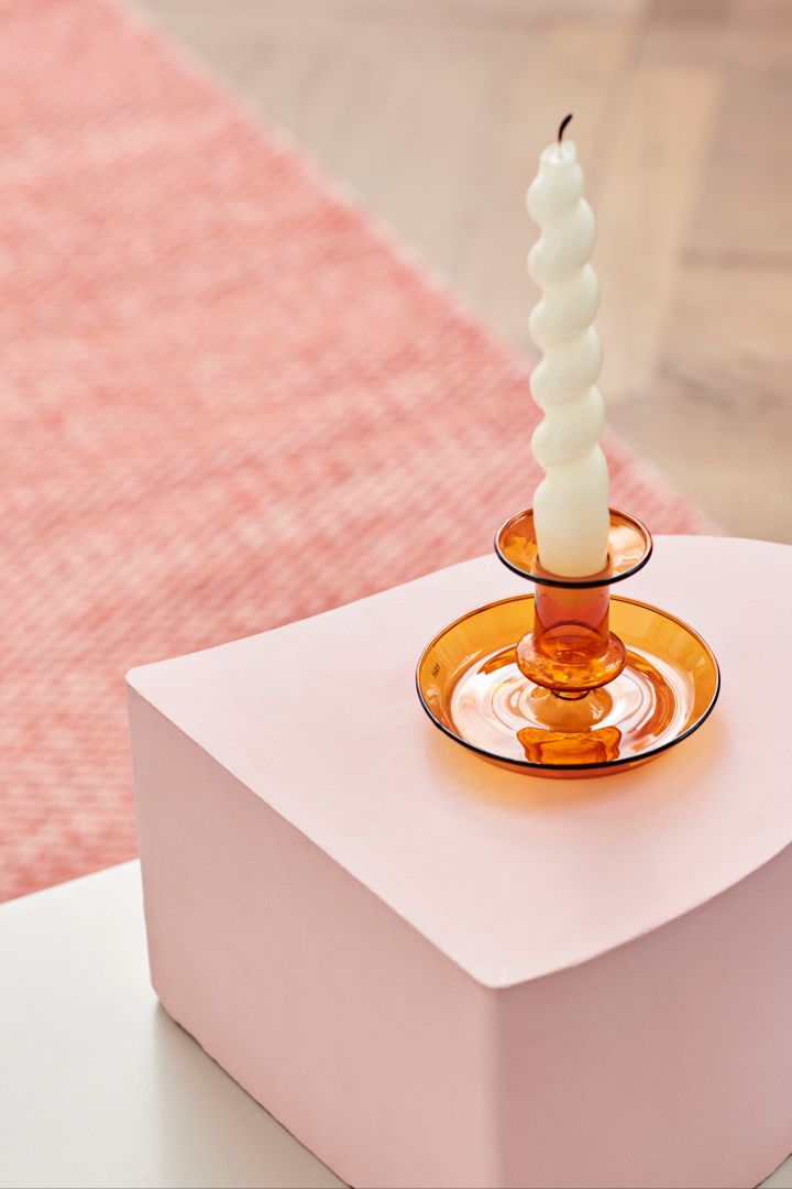 Wohntrends des Frühlings 2024: Die Wohntrends des Frühlings 2024 zeichnen sich durch farbenfrohe Kerzenhalter aus, beispielsweise in Form des hier zu sehenden Flare-Kerzenhalters in Orange von HAY.