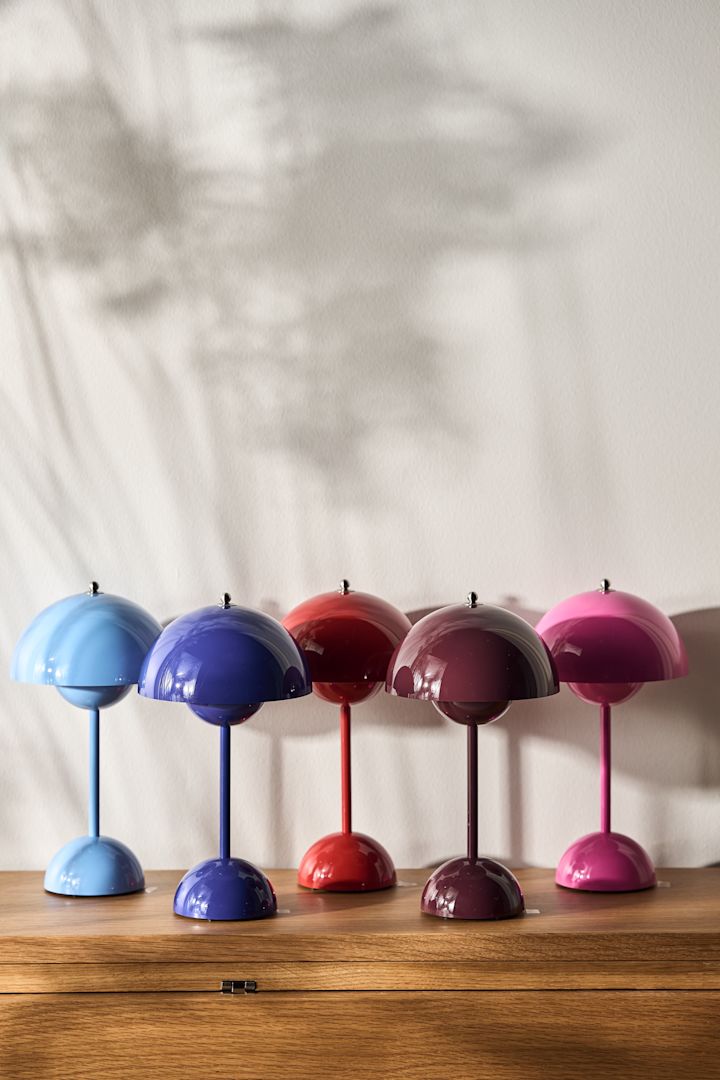 Die Einrichtungstrends des Frühlings 2023 zeichnen sich durch farbenfrohe Lampen aus. Dekorieren Sie daher mit der Flowerpot VP9 von &Tradition in Blau, Pink oder Rot.