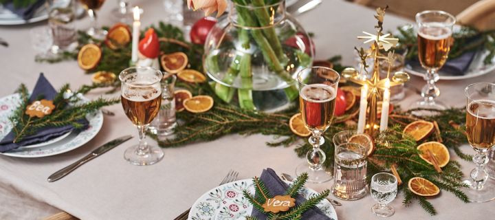 Weihnachtliche Tischdekoration wie im Märchen: Decken Sie den Tisch weihnachtlich mit der Swedish Grace Winter-Kollektion von Rörstrand.