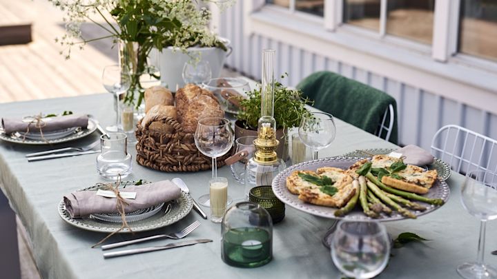 Die Veranda ist für eine Gartenparty mit grünem Thema und vegetarischen Gerichten eingerichtet. 