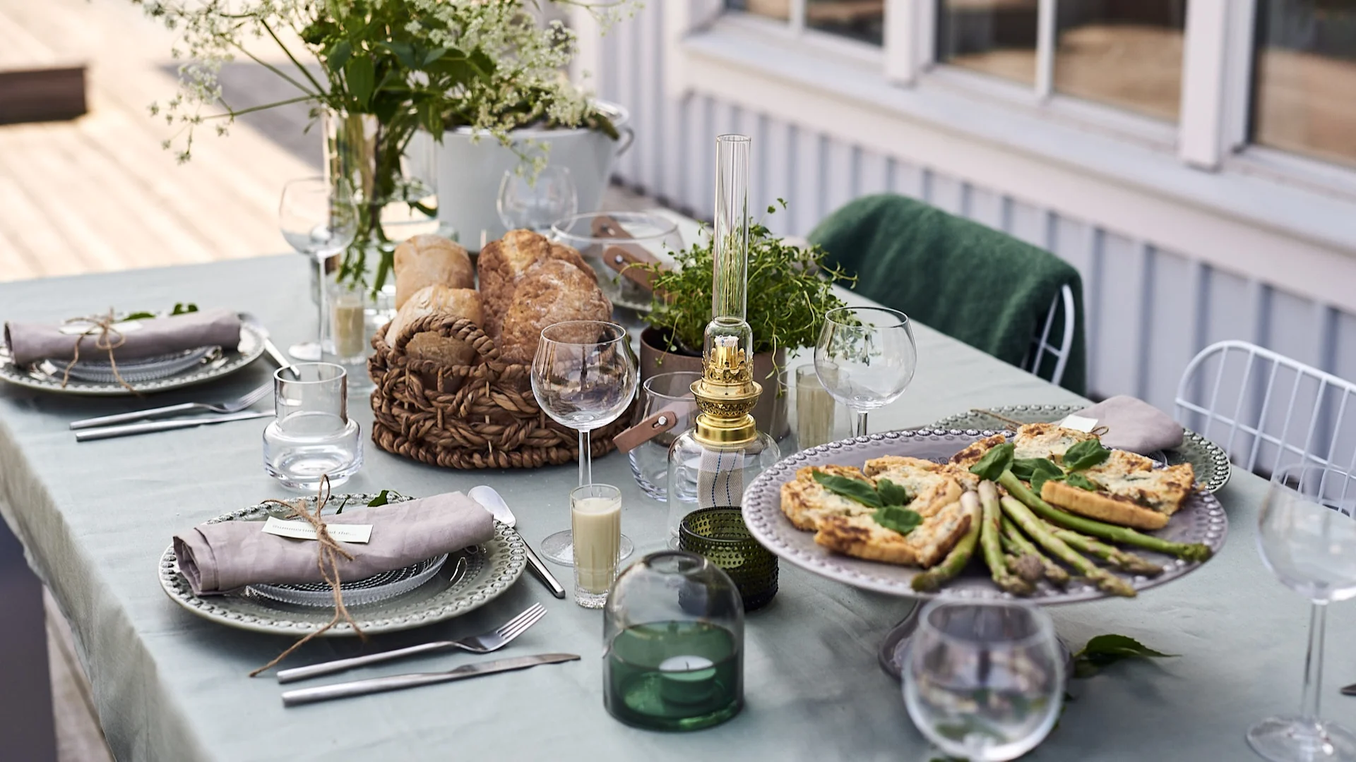 Die Veranda ist für eine Gartenparty mit grünem Thema und vegetarischen Gerichten eingerichtet.