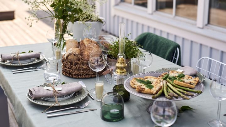 Die Veranda ist für eine Gartenparty mit grünem Thema und vegetarischen Gerichten eingerichtet. 