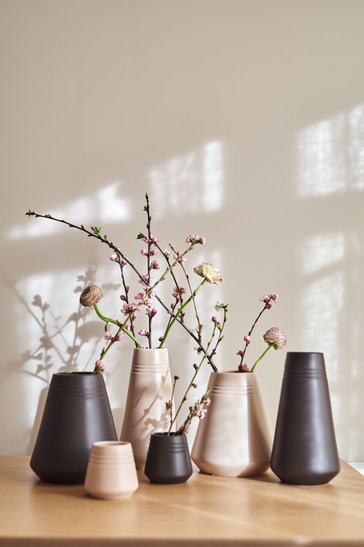 Lines Vasen in Braun und Beige von NJRD, entworfen von Bernadotte & Kylberg.