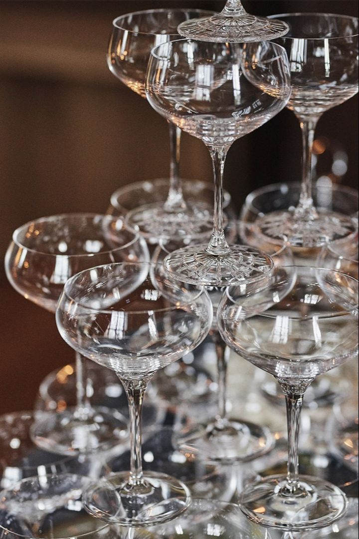 Erfahren Sie, wie Sie eine Champagnerpyramide mit Coupé-Champagnergläsern für Orrefors & Spiegelau für Ihre Silvesterparty bauen können. 
