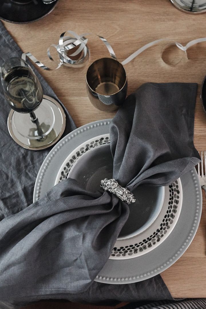 Ideen für Ihre Silvesterparty: Dekorieren Sie den Tisch klassisch, aber stilvoll in Silber!