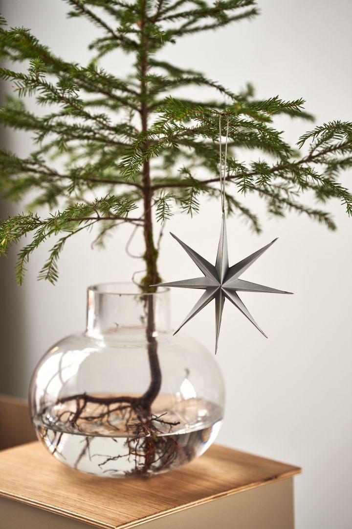 Dekorieren Sie Ihren Baum dieses Jahr mit dem Weihnachtsbaumschmuck 2021 in den 4 verschiedenen Stilen der Nest Trends – Nurture, Share, Boost und Cultivate. Hier sehen Sie einen Papierstern von Broste Copenhagen in Grau.