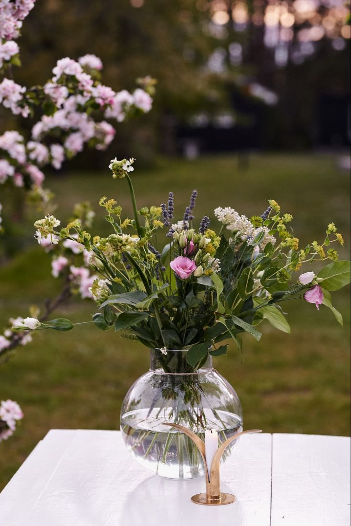Tischdeko für den Sommer – hier eine Vase von Ernst aus Klarglas.