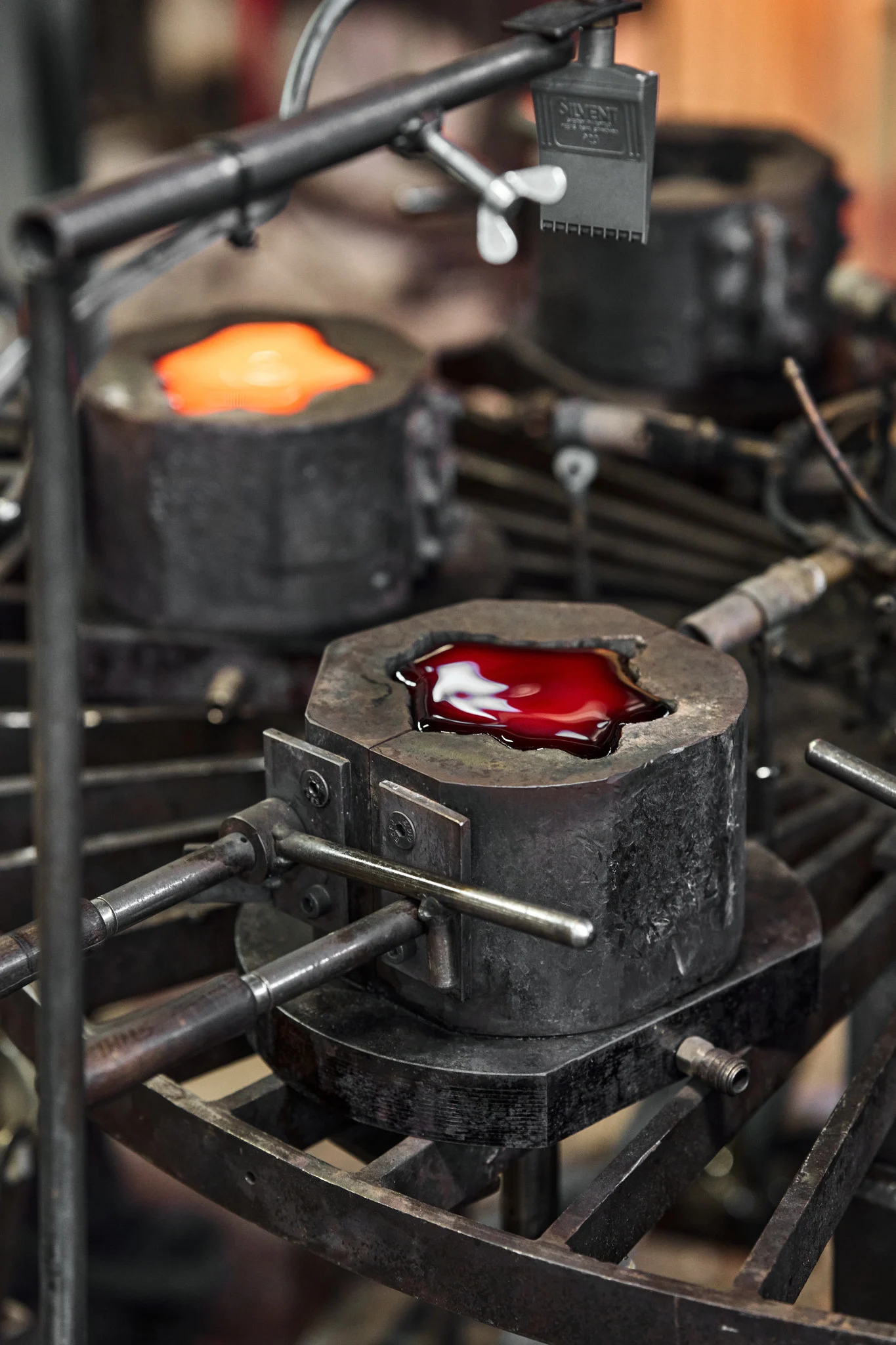 Der Kerzenhalter The Rock wurde in seine Form gegossen und härtet hier aus.