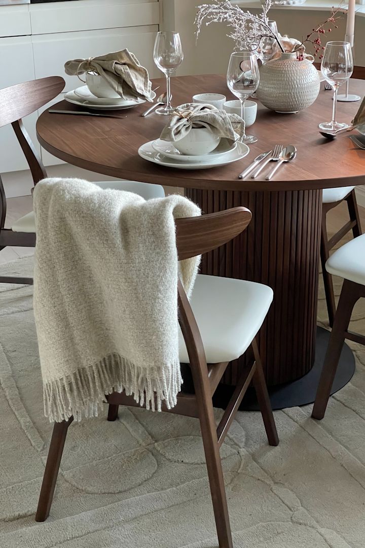 Die kuschelweiche Sandstone Wolldecke in Beige von Scandi Living ist einer unserer 12 Last-Minute Geschenkideen für Weihnachten. Foto: @kiaudd