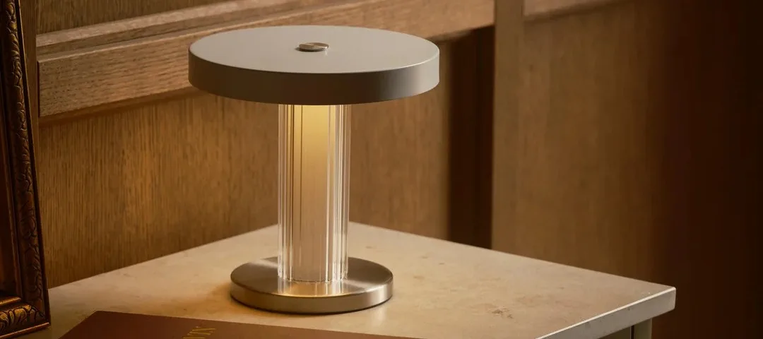 Für die optimale Lichtplanung sind verschiedene Lichtquellen entscheidend. Hier sehen Sie ein hell eingerichtetes Schlafzimmer, im Fokus ein Bett mit einem Jungen darauf, darüber eine Lichterkette und daneben eine Steh- und eine Tischleuchte.