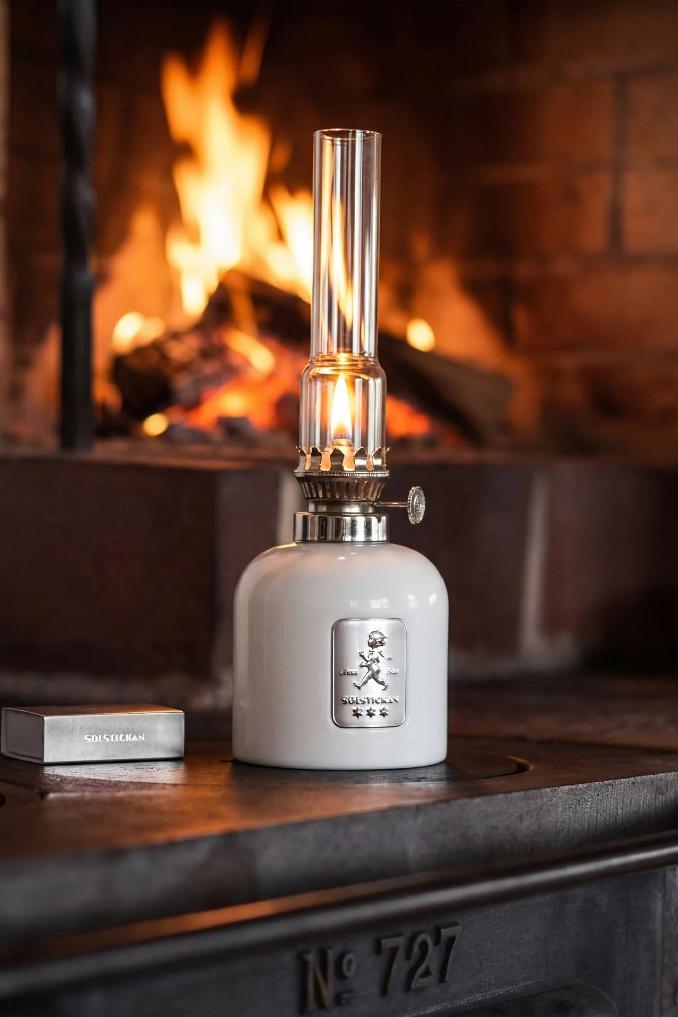 Lagom im Jahreslauf: Eine Frau hält die Fyr Petroleumlampe von Design House Stockholm in der Hand.