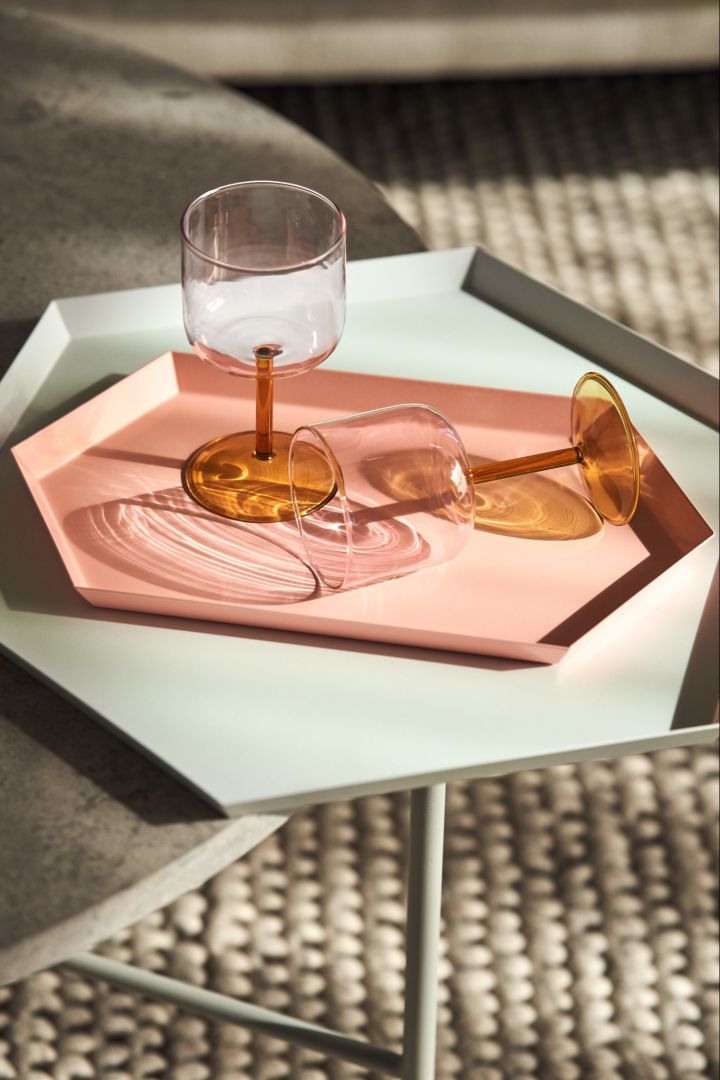 Das meistverkaufte Kaleido-Tablett von HAY in Weiß und Rosa mit den Tint Weingläsern in Rosa und Gelb. 