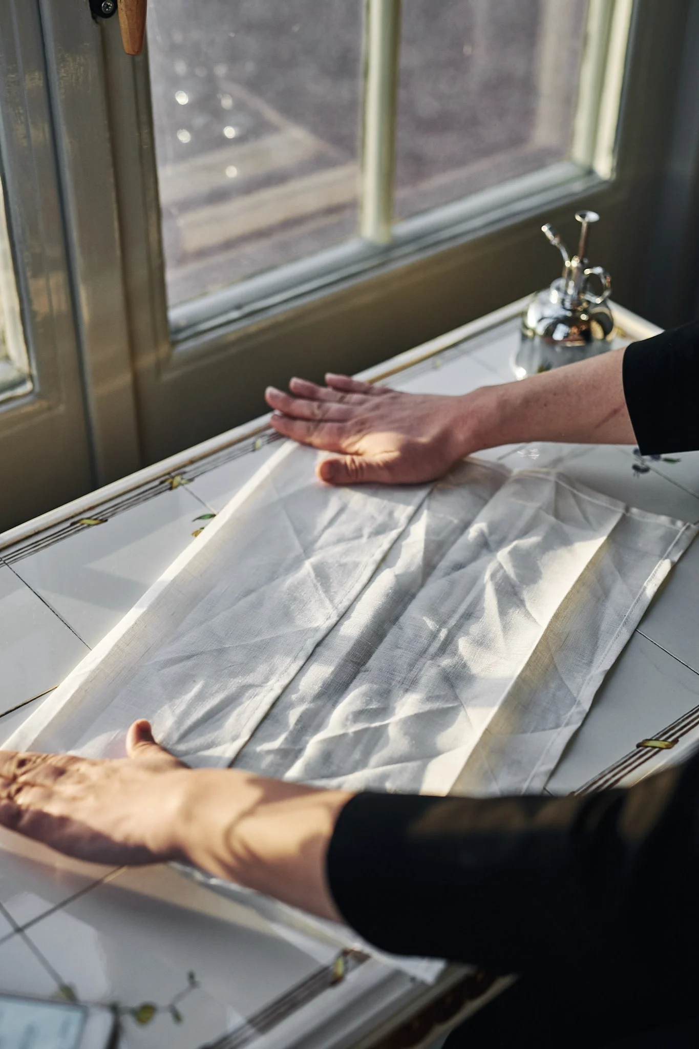 Schritt eins eine Serviette in die Form eines Hemdes zu falten.