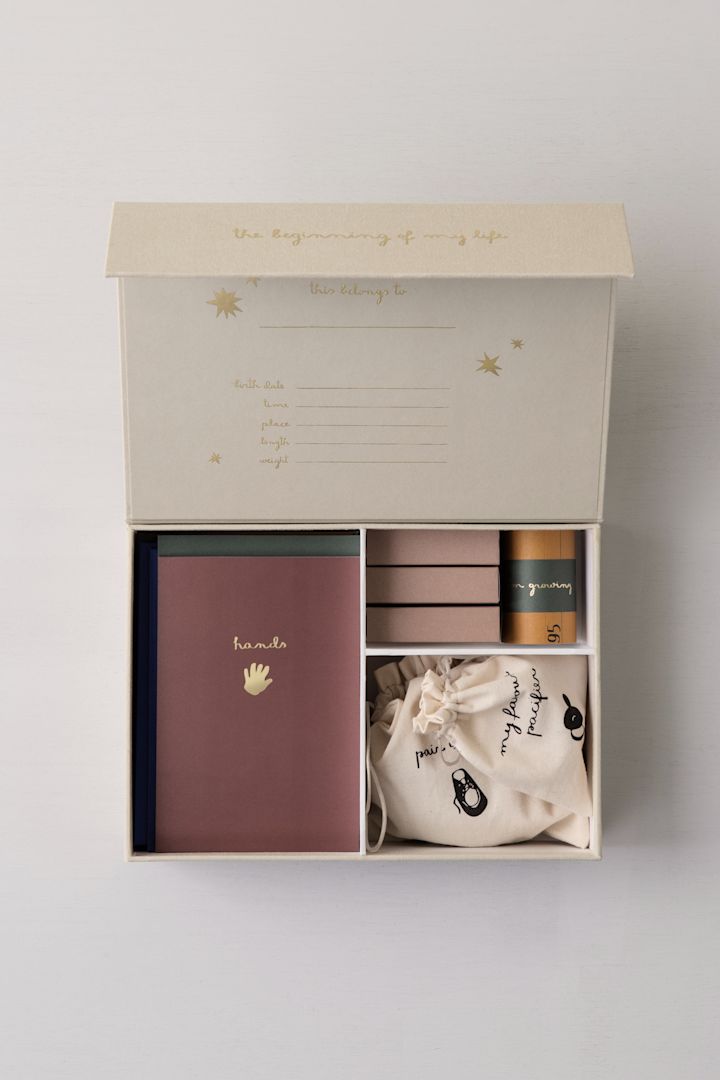 Mithilfe der Memory Box von ferm LIVING können die frisch gebackenen Eltern Erinnerungen an die ersten Lebensjahre und -monate ihres Babys sammeln, was sie zu einem perfekten Geschenk zur Babyparty macht.