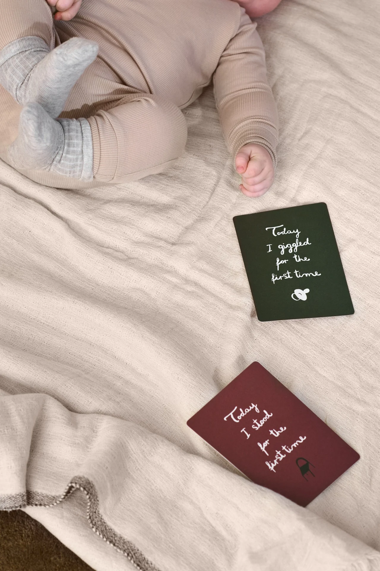 Mithilfe der Meilenstein-Karten von Ferm Living können die frisch gebackenen Eltern Erinnerungen an die ersten Lebensjahre und -monate ihres Babys sammeln, was sie zu einem perfekten Geschenk zur Babyparty macht.