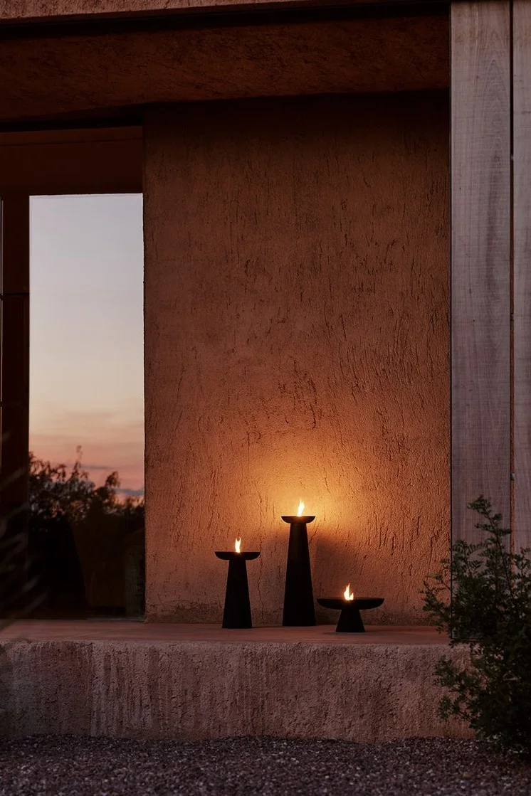 Beleuchten Sie Ihren Eingangsbereich mit Laternen und Windlichtern für draußen und platzieren Sie die Meira Öllaterne von Audo Copenhagen, welche in verschiedenen Größen erhältlich ist, draußen.