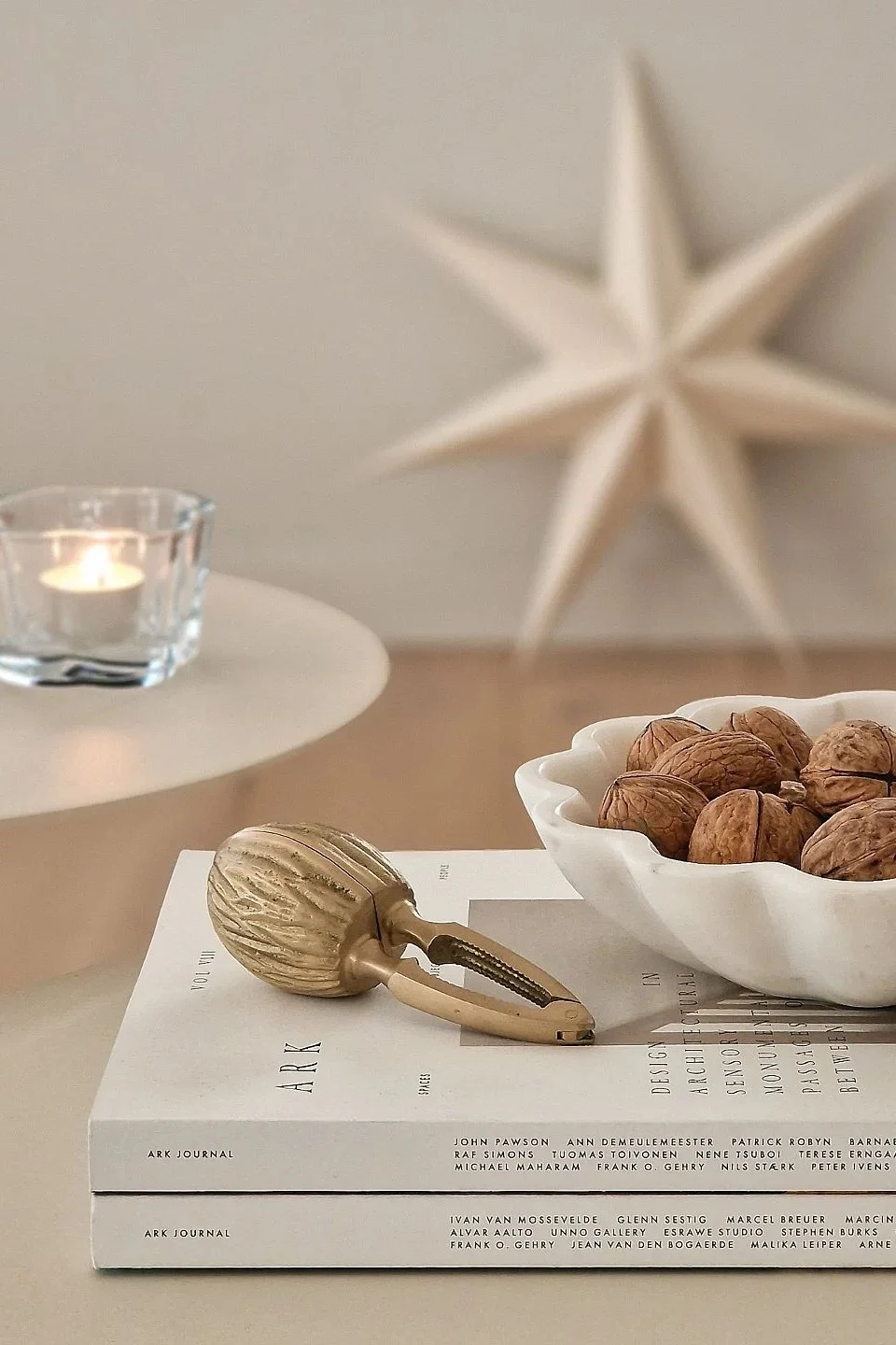 Bei minimalistischer, moderner Weihnachtsdekoration geht es darum, Unordnung zu beseitigen. Hier sehen Sie eine Schale mit Walnüssen und einen Nussknacker aus Messing von Ferm Living. 