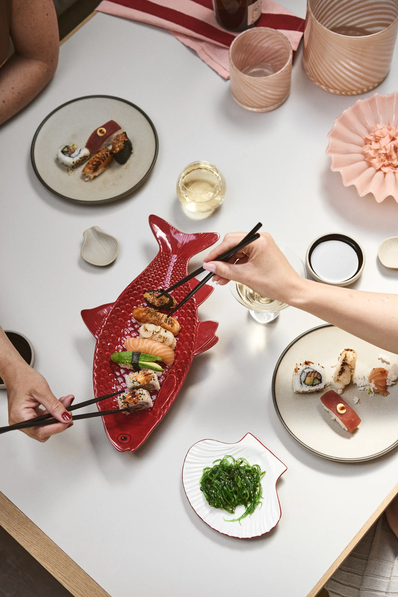 Geschenk zum Valentinstag: Organisieren Sie einen Sushiabend und servieren Sie es stilvoll auf Geschirr von Byon.